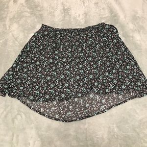 Size small patterned skirt